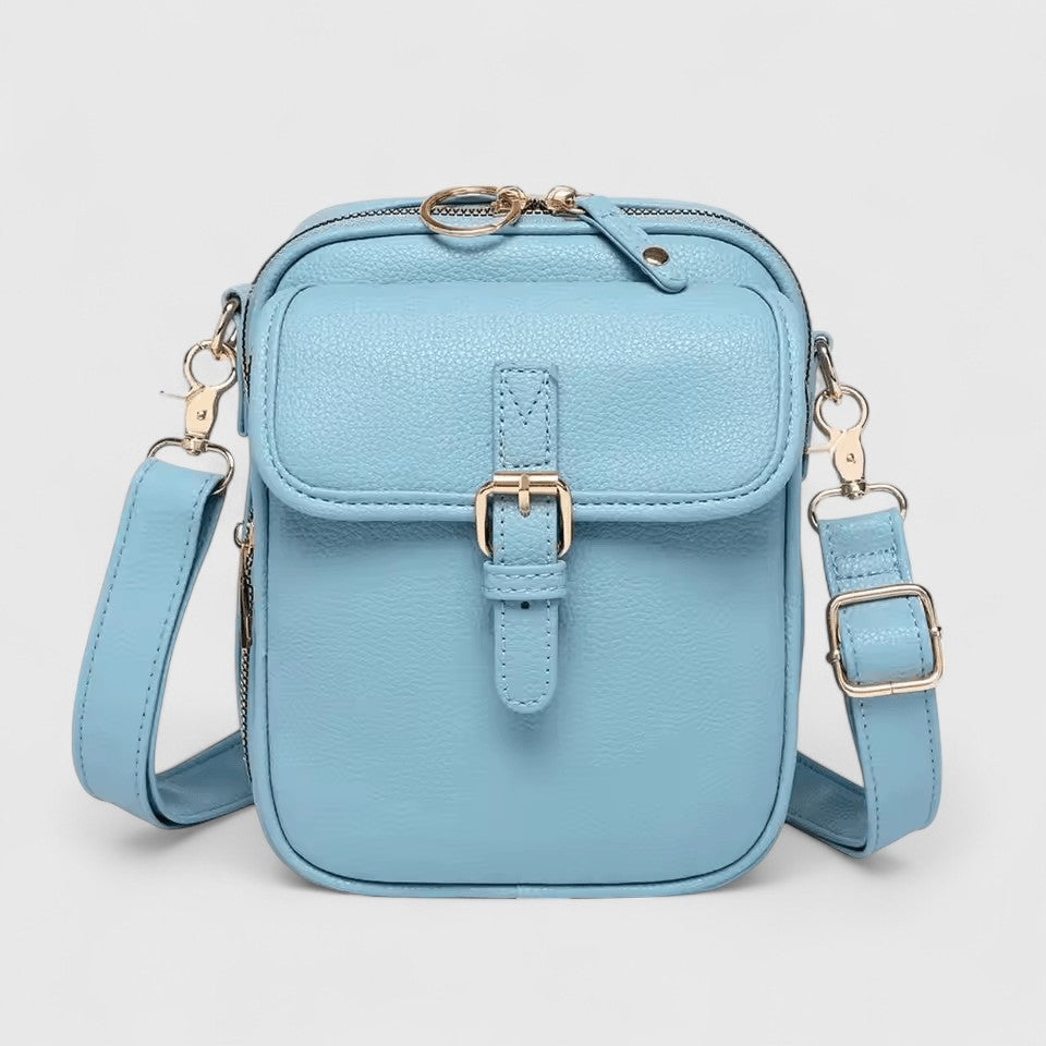 Zwarte Lana handtas crossbody gedragen, toont verstelbare schouderband en compact formaat.