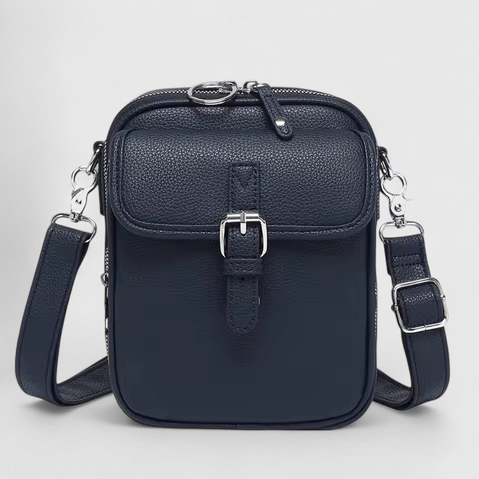 Roze Lana handtas in een lifestyle setting, perfect voor een casual maar stijlvolle look.