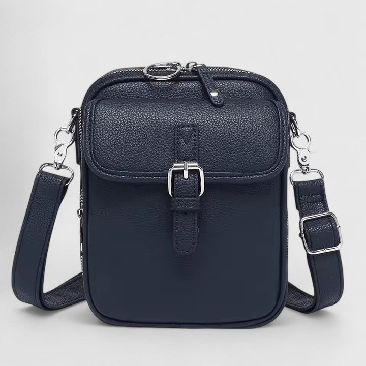 Roze Lana handtas in een lifestyle setting, perfect voor een casual maar stijlvolle look.