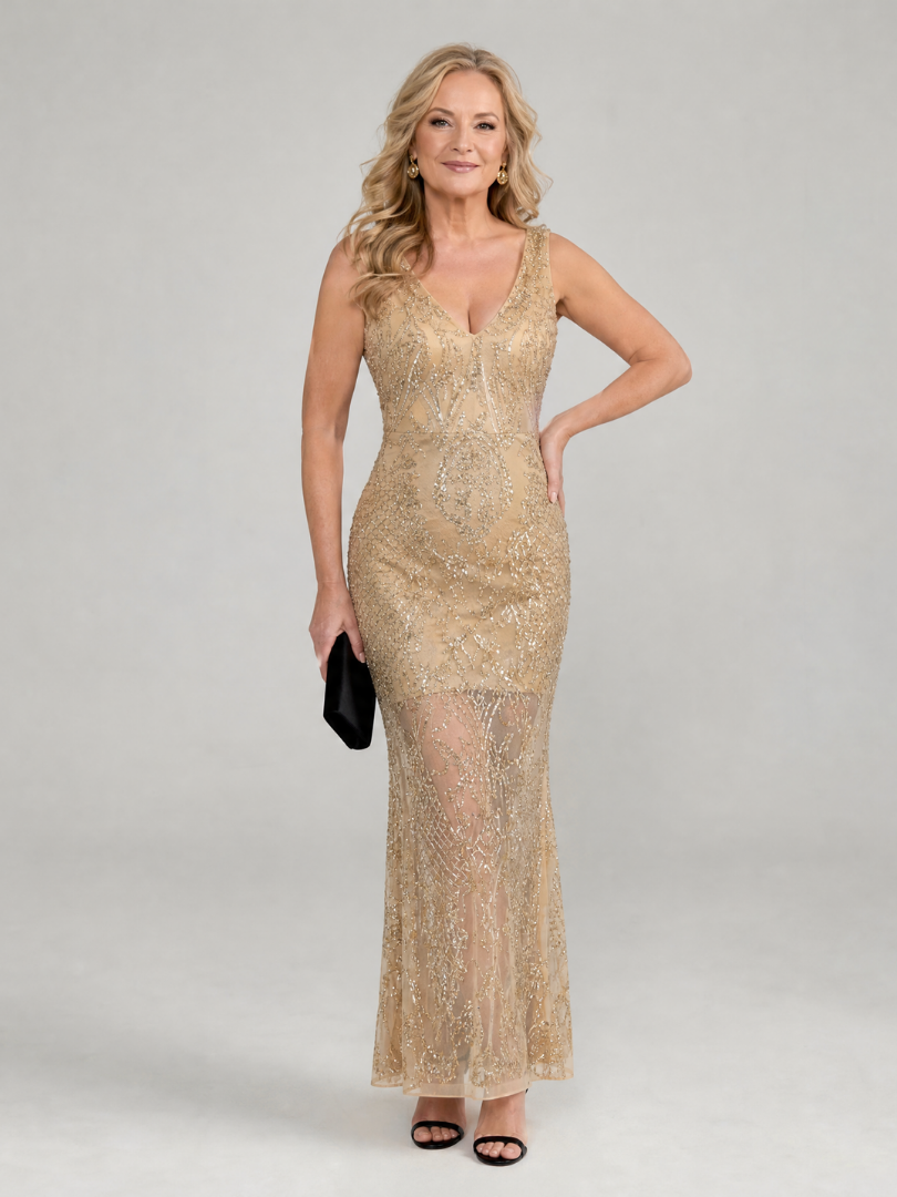 Modella che indossa un abito midi Lavinia beige con paillettes, vista frontale completa, perfetto per un evento.