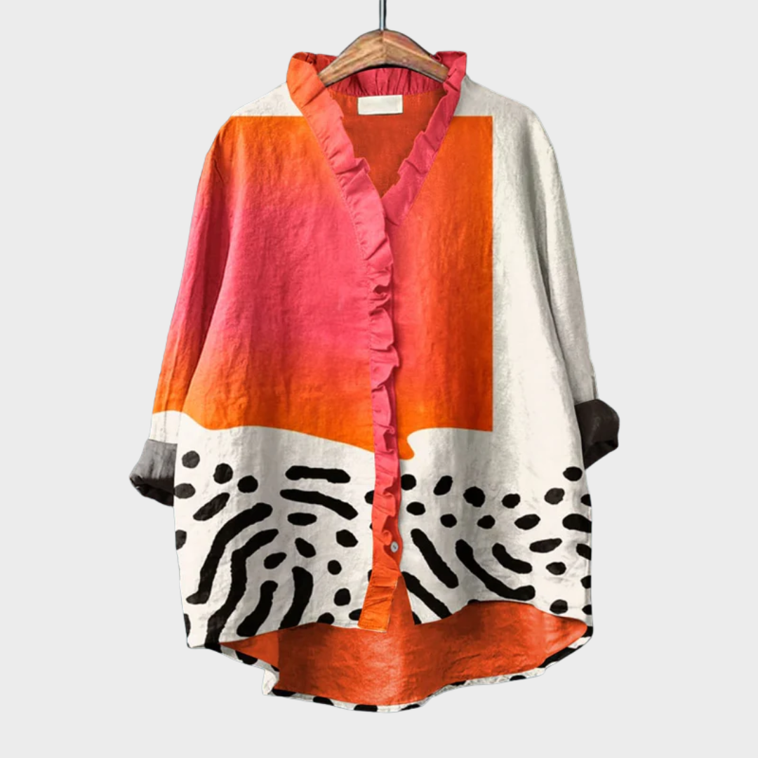 Modella che indossa i pantaloni a gamba larga Lotte, vista frontale, colore neutro, in un ambiente luminoso.