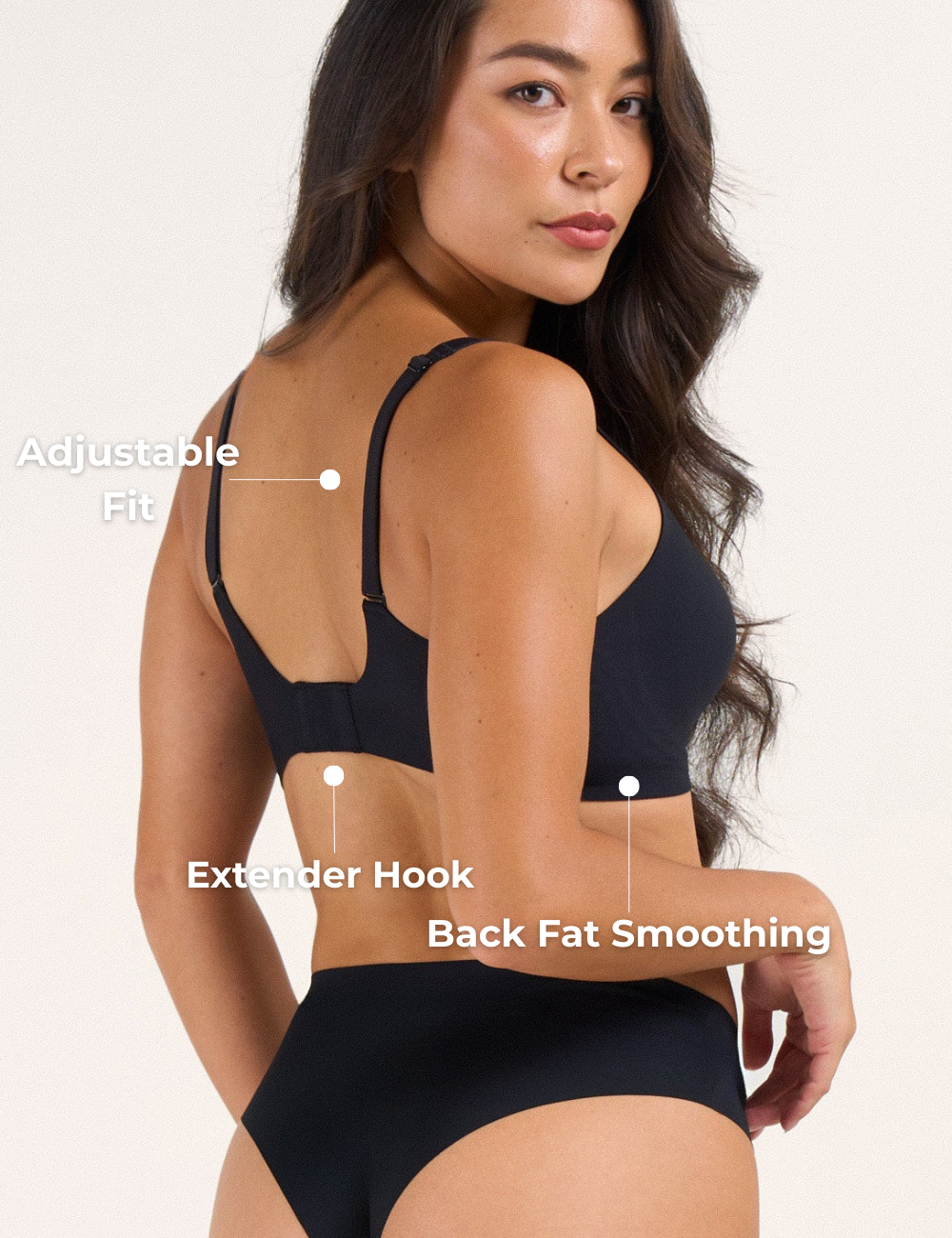 Reggiseno Maeve nero, indossato da una modella in una posa naturale, che mostra come si adatta al corpo.