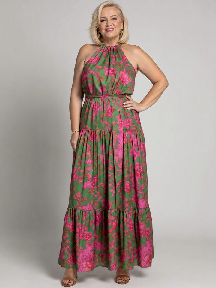 Abito midi drappeggiato floreale appeso, che ne dimostra la leggerezza e la forma elegante prima di essere indossato.