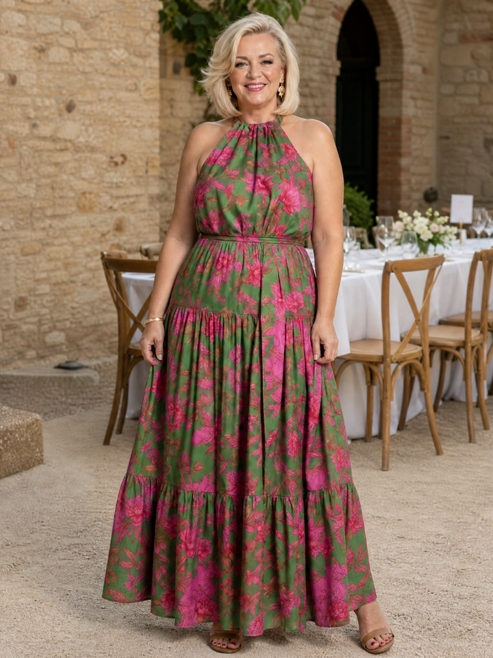 Particolare della vita definita e delle balze della gonna dell'abito midi drappeggiato, per un look sofisticato.