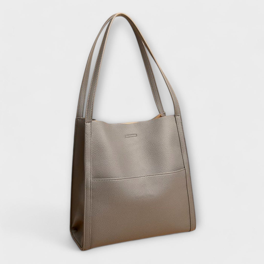 Borsa a tracolla nera, aperta per rivelare l'ampio interno, ideale per laptop e oggetti personali.