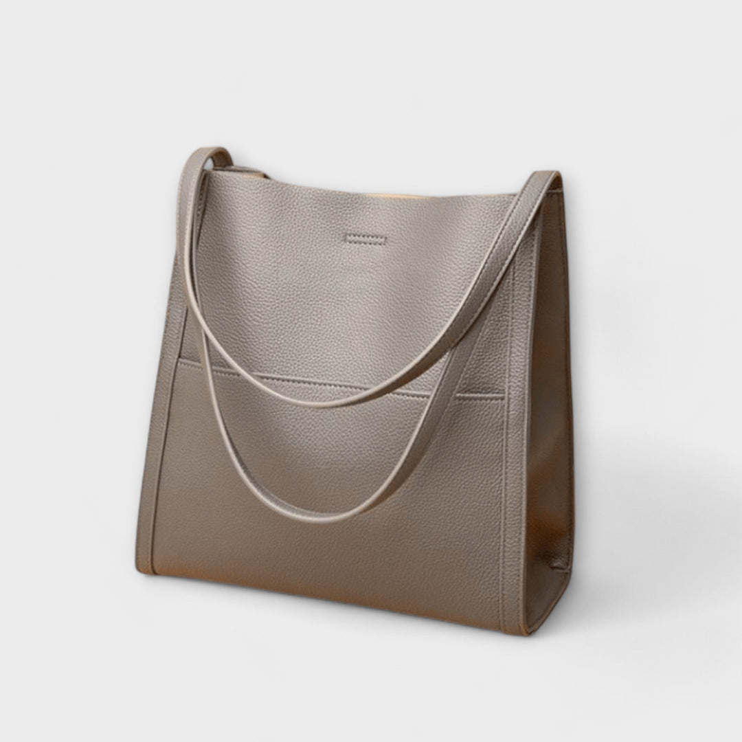 Dettaglio della cucitura e della finitura premium della borsa a tracolla, enfatizzando la qualità artigianale.