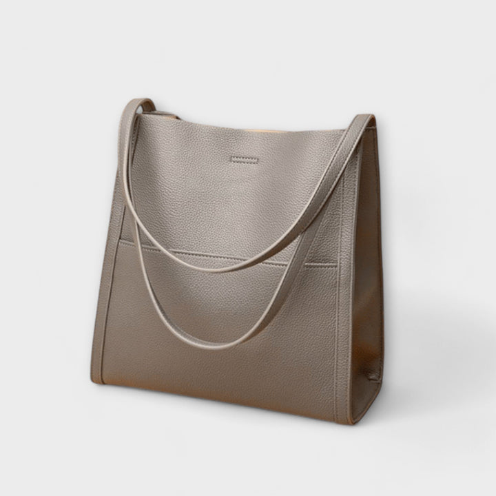 Dettaglio della cucitura e della finitura premium della borsa a tracolla, enfatizzando la qualità artigianale.