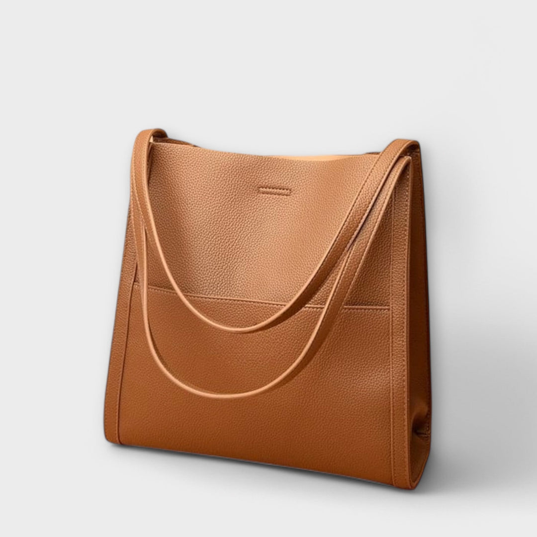 Borsa a tracolla elegante rossa, appoggiata su una sedia, pronta per un uso quotidiano o un'occasione speciale.
