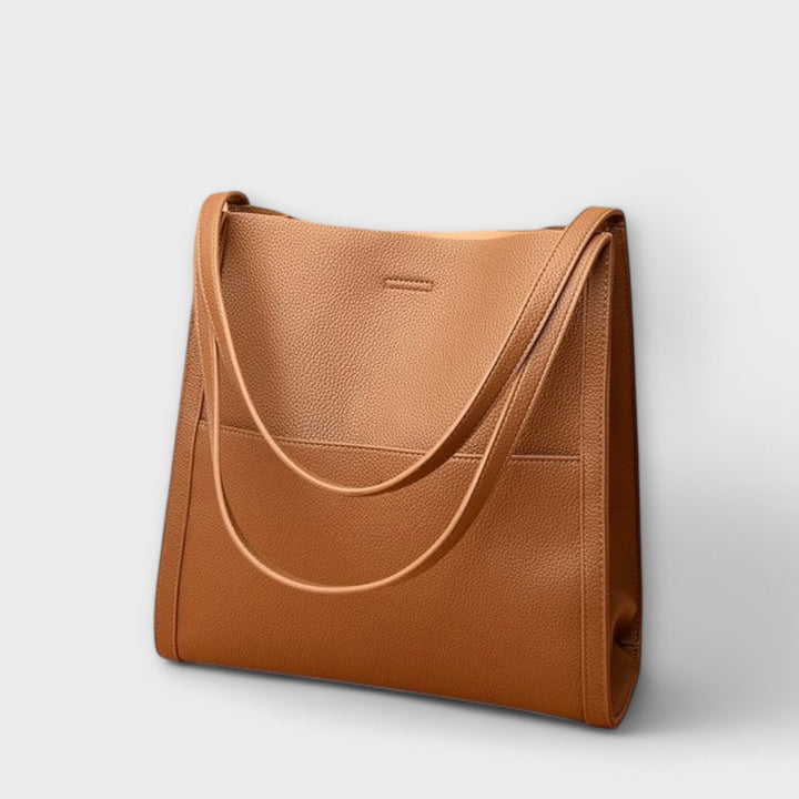 Borsa a tracolla elegante rossa, appoggiata su una sedia, pronta per un uso quotidiano o un'occasione speciale.