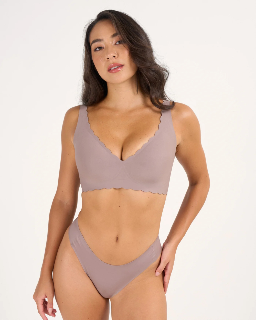 Donna che si allunga indossando il reggiseno push-up Nadia, sottolineando la libertà di movimento e il comfort.