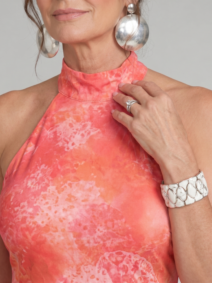 Modella di profilo mentre indossa il maxi abito stampato, enfatizzando la vestibilità aderente. La silhouette è slanciata.