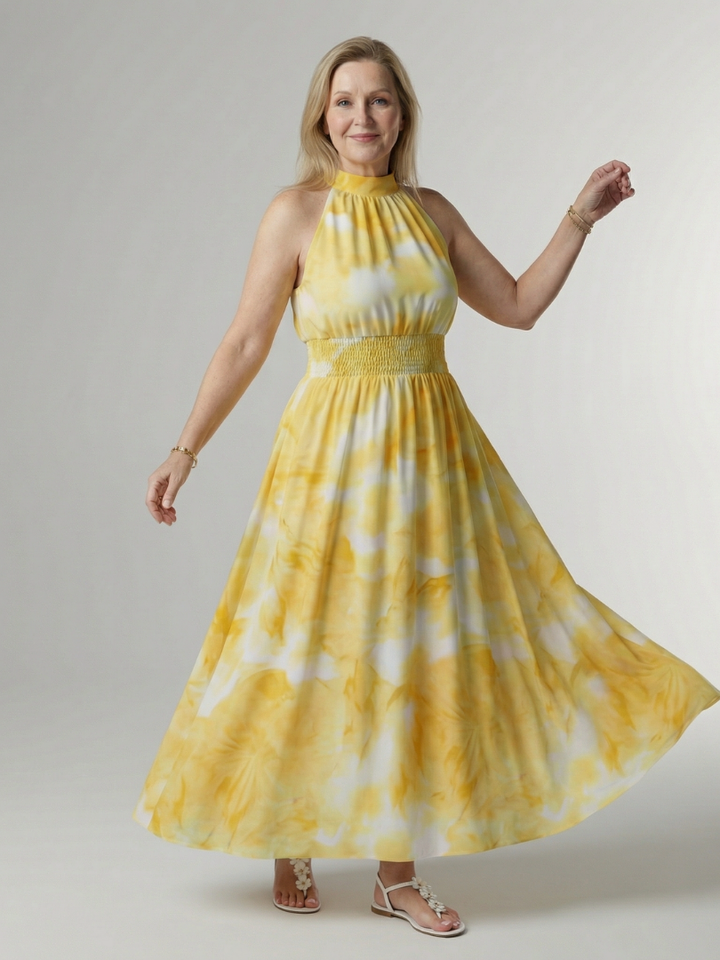 Noemi, abito midi giallo con scollo all'americana, vista frontale su modella in ambiente esterno.