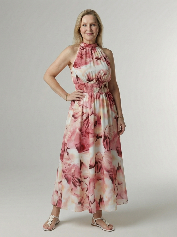 Modella in posa dinamica con l'abito midi Noemi rosa, catturando l'eleganza del movimento.