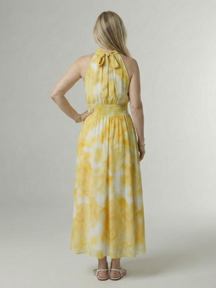 Abito midi Noemi rosa, scollo all'americana e schiena scoperta, vista posteriore su modella.