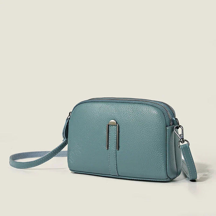 Borsa a tracolla elegante Odette di colore marrone, vista frontale con tracolla regolata per un look casual.