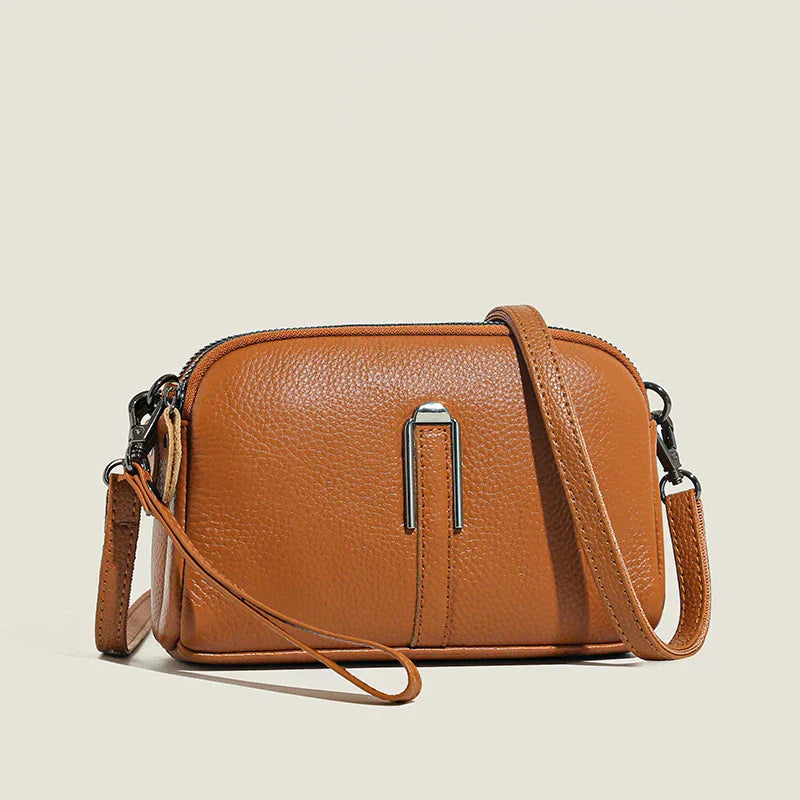 Borsa a tracolla elegante Odette verde, mostrata di lato con attenzione alla chiusura e alla texture del materiale.