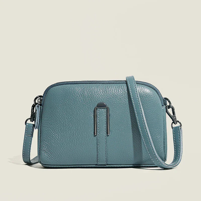 Dettaglio della tracolla regolabile e delle cuciture robuste della borsa a tracolla elegante Odette in colore kaki.