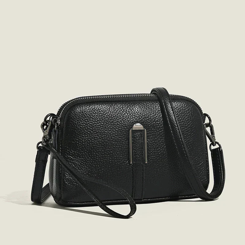 Vista posteriore della borsa a tracolla elegante Odette marrone, evidenziando la forma compatta e le finiture raffinate.
