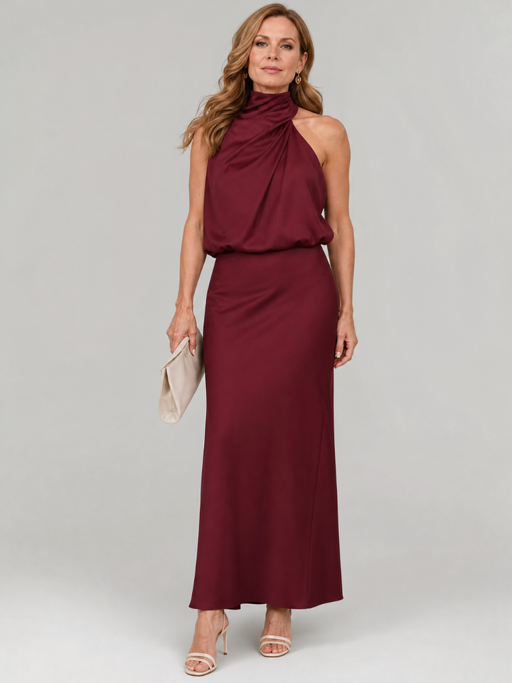 Abito midi senza maniche Perla color bordeaux, vista frontale su manichino, tessuto drappeggiato.