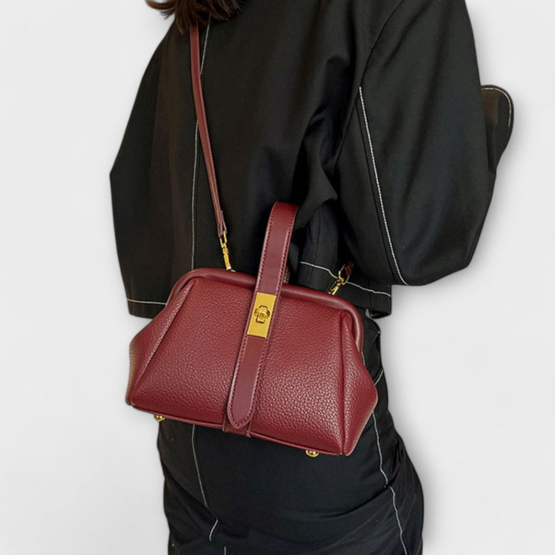 Borsa Sable in marrone portata a mano, mostrando la flessibilità del suo utilizzo.