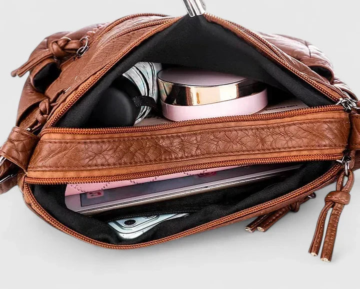 Borsa in pelle Sable vista laterale, evidenziando lo spessore e la capacità della borsa.
