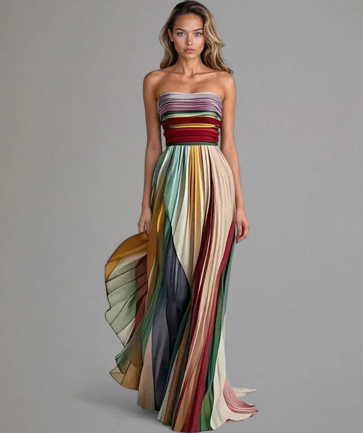 Modella che indossa l'abito elegante Seraphina in una tonalità neutra, mostrando la silhouette fluida e la lunghezza maxi in una posa frontale.
