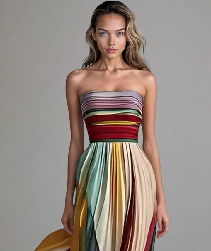 Dettaglio ravvicinato del tessuto dell'abito elegante Seraphina, evidenziando la texture morbida e le finiture artigianali del design.