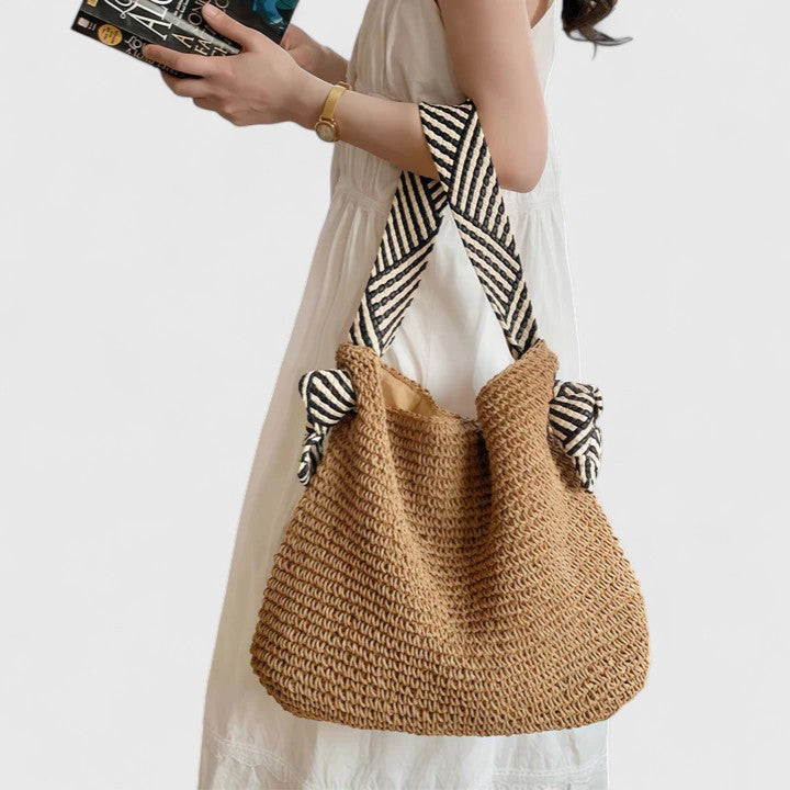 Borsa Solara boho sofisticata di colore beige, vista frontale con finitura intrecciata evidente.
