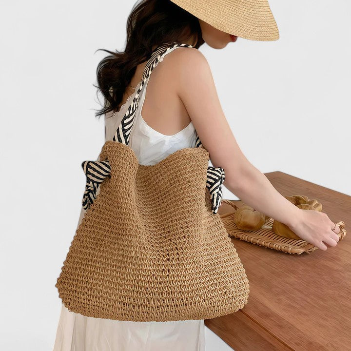 Dettaglio ravvicinato della trama intricata e della chiusura magnetica della borsa Solara in beige.