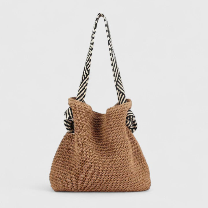 Interno della borsa Solara, mostrando lo spazio per gli essenziali e la fodera, in colore beige.