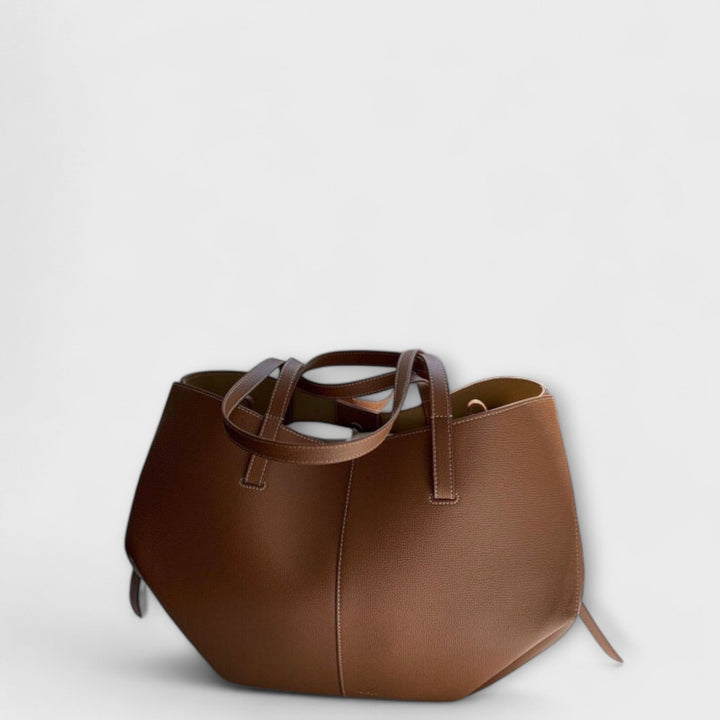 Vista frontale della borsa tote vintage Sophie in colore marrone, con manici ben visibili.