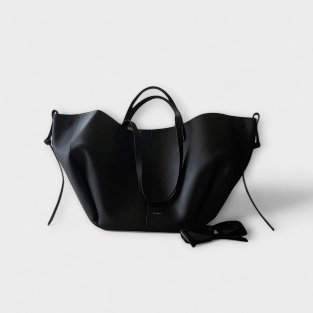 Dettaglio della texture del materiale della borsa tote vintage, che ne evidenzia la qualità.