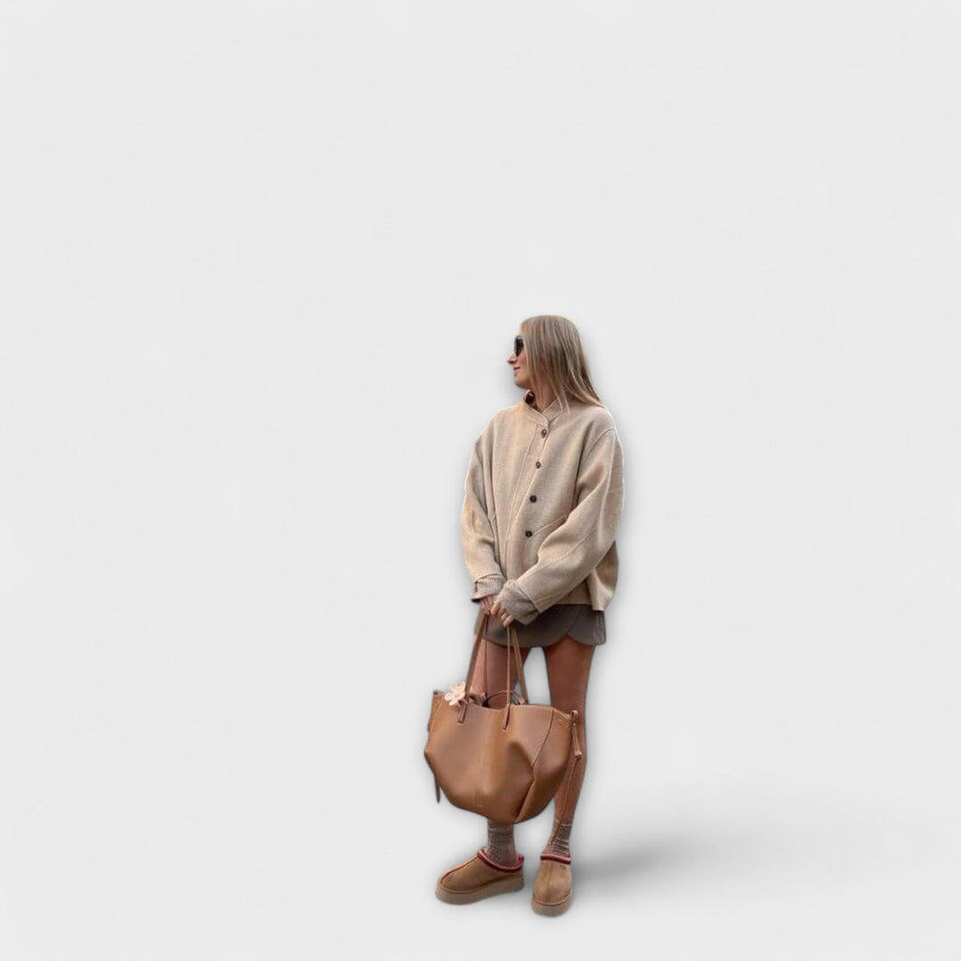 La borsa tote vintage Sophie in un contesto urbano, indossata da una donna con un outfit casual-chic.