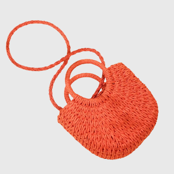 Modella che indossa la borsa a spalla Soraya color rosa, mostrando la sua versatilità come accessorio quotidiano.