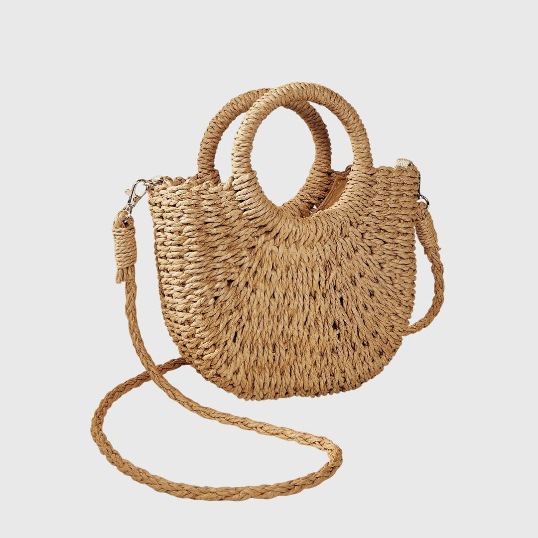 Modella che tiene la borsa a spalla Soraya color beige, in un contesto urbano, evidenziando il suo stile casual-chic.