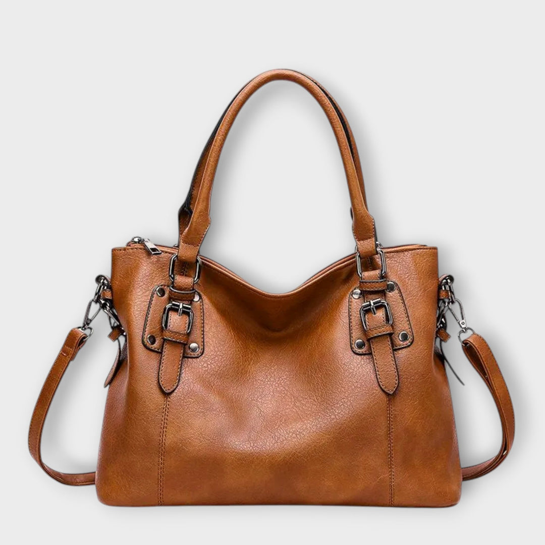 Borsa a spalla Stella in colorazione marrone vista frontale, con tracolla regolata e chiusura magnetica ben visibile.