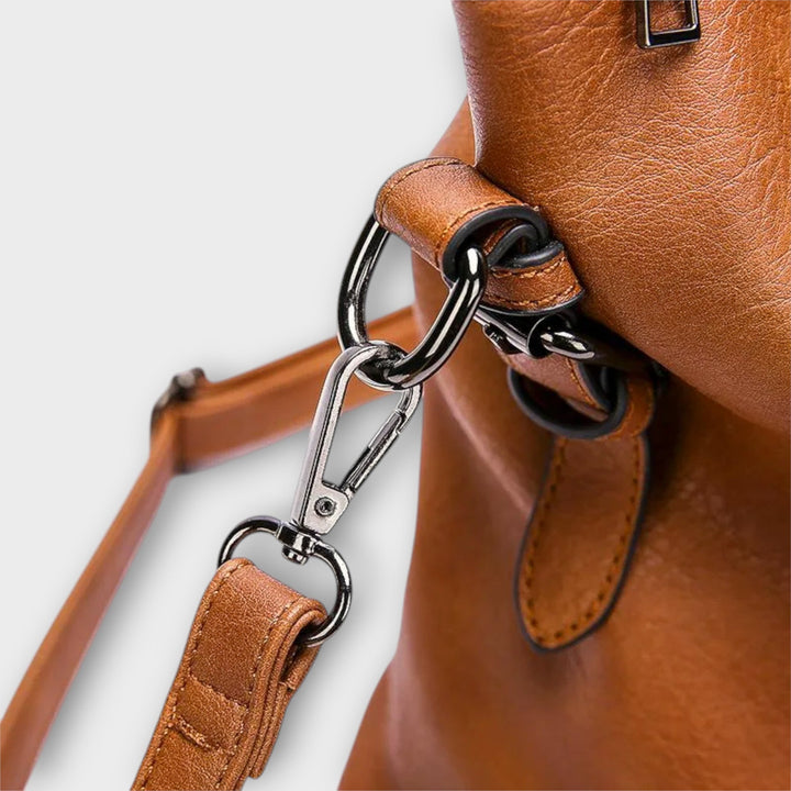 Dettaglio della fibbia regolabile sulla tracolla della borsa a spalla Stella, che mostra la versatilità del design.