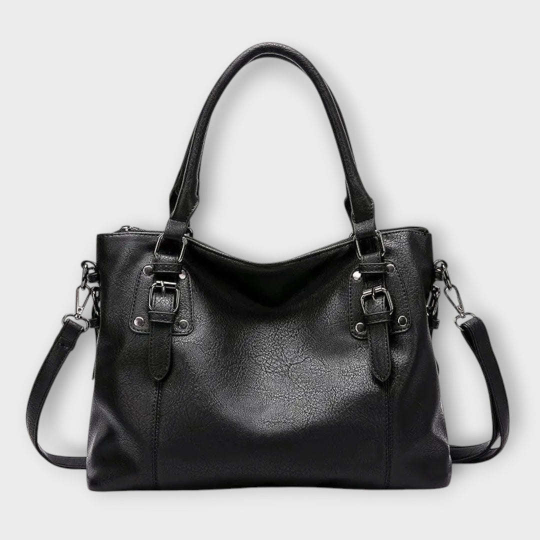 Borsa a spalla Stella di colore nero indossata da una modella, mostrando l'eleganza e la vestibilità del prodotto.