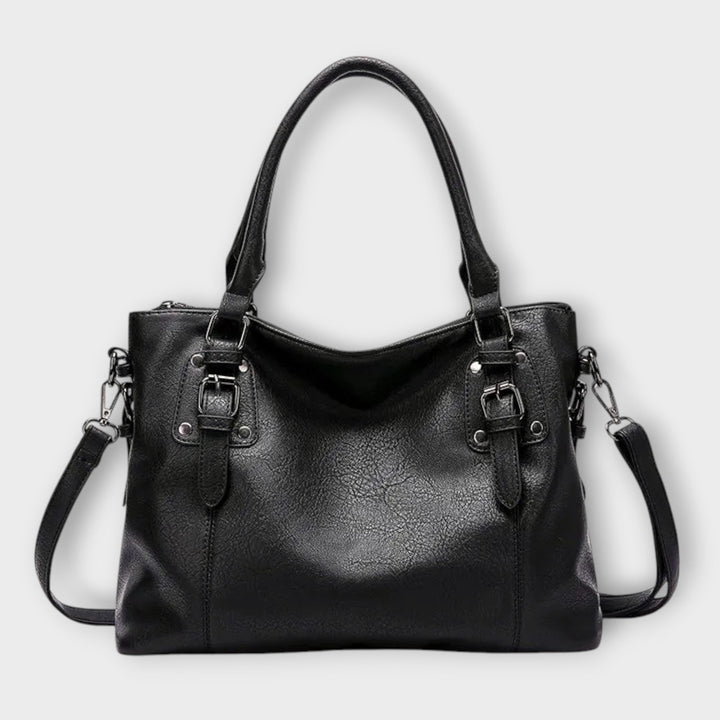 Borsa a spalla Stella di colore nero indossata da una modella, mostrando l'eleganza e la vestibilità del prodotto.