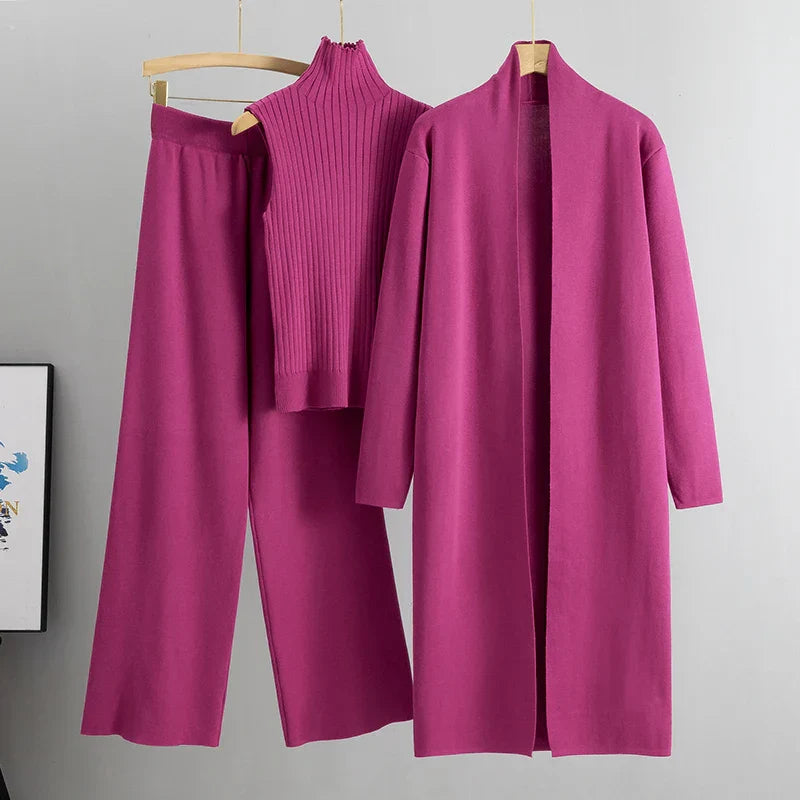 Dettaglio del tessuto morbido e del top a costine del set abiti donna a tre pezzi in rosa, messa a fuoco sulla texture.
