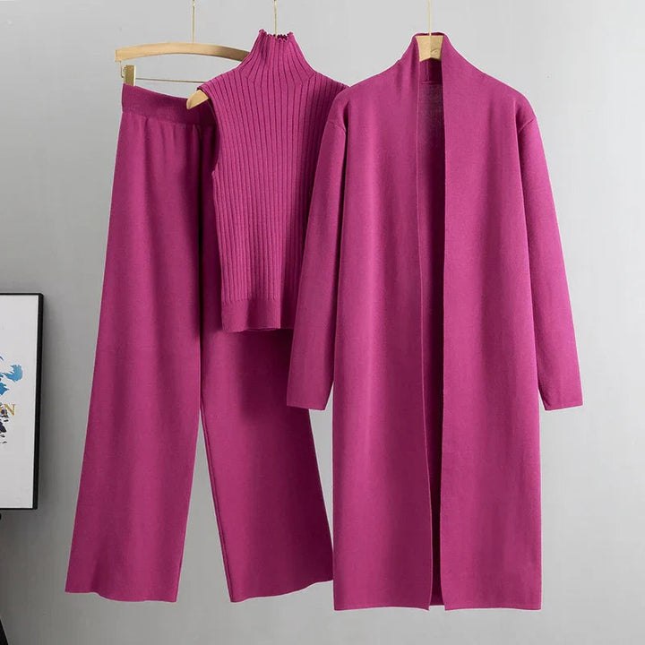 Dettaglio del tessuto morbido e del top a costine del set abiti donna a tre pezzi in rosa, messa a fuoco sulla texture.