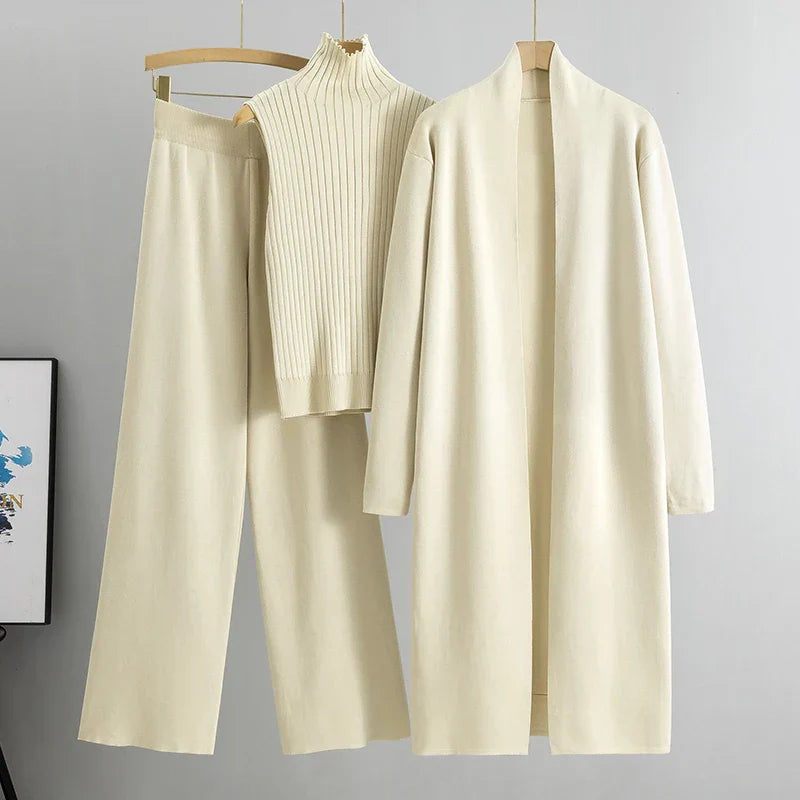 Modella che cammina indossando il set abiti donna a tre pezzi beige, un'immagine dinamica che mostra la libertà di movimento.