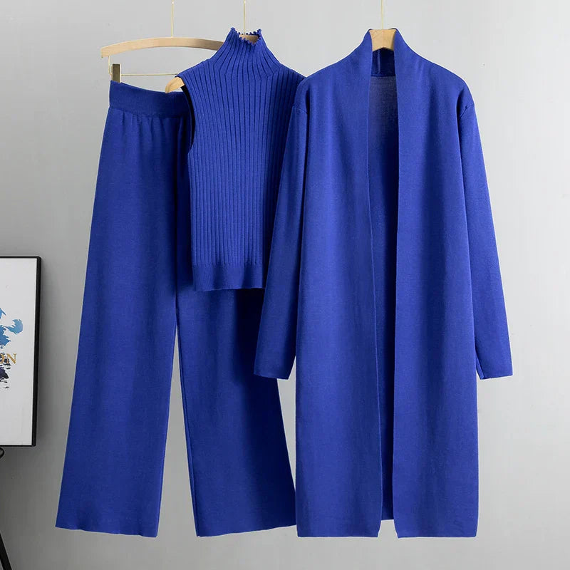 Primo piano del collo alto a costine del top e del dettaglio del cardigan del set abiti donna in blu.