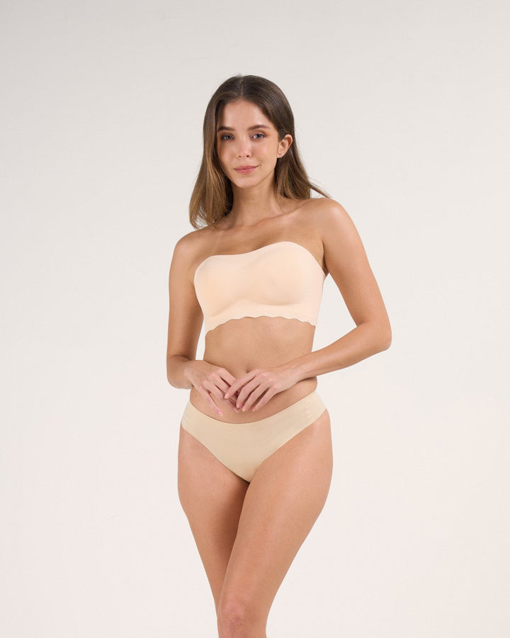 Vista laterale del reggiseno Valeria color pelle, che mostra il supporto e l'effetto modellante sotto un top aderente.