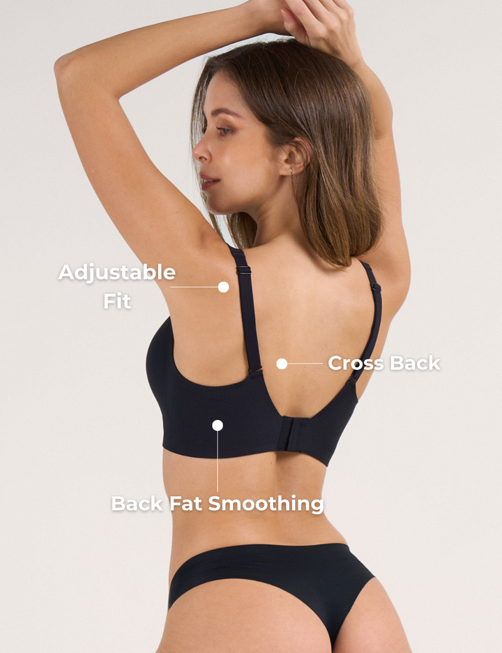 Modella che indossa il reggiseno push-up senza ferretto Wren color carne, mostrandone la vestibilità invisibile sotto una maglietta chiara.