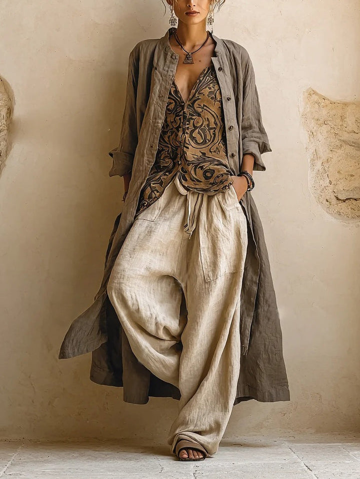 Modella che indossa il set abbigliamento Yara completo in misto cotone e lino, vista frontale.