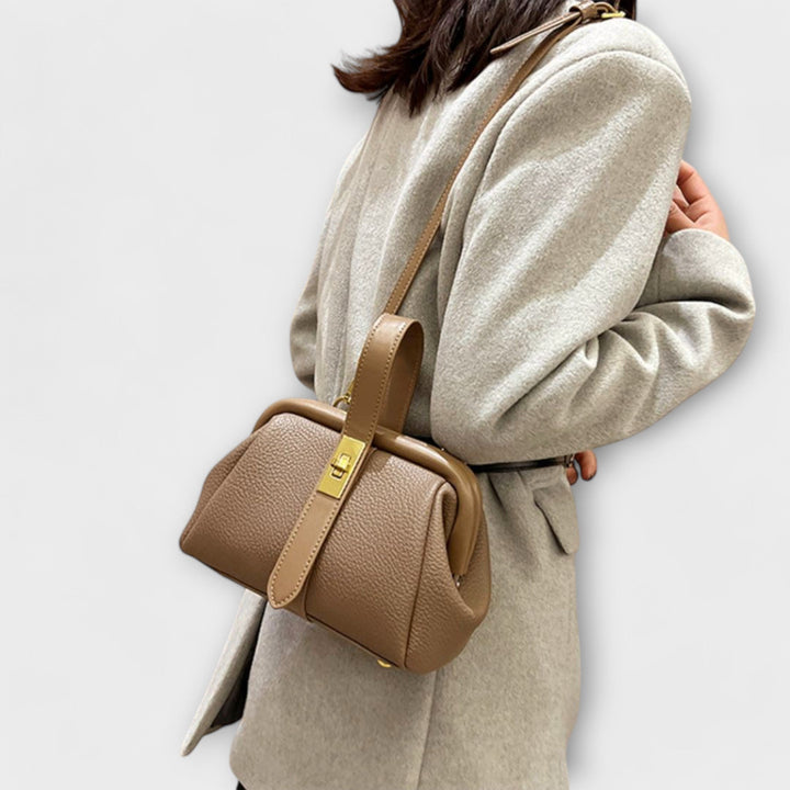 Donna che cammina con la borsa a spalla retrò marrone, mostrando come si adatta al movimento e allo stile.