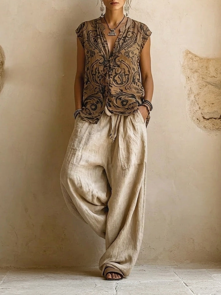 Dettaglio del top del set abbigliamento Yara con la stampa decorativa etnica e il tessuto in lino.