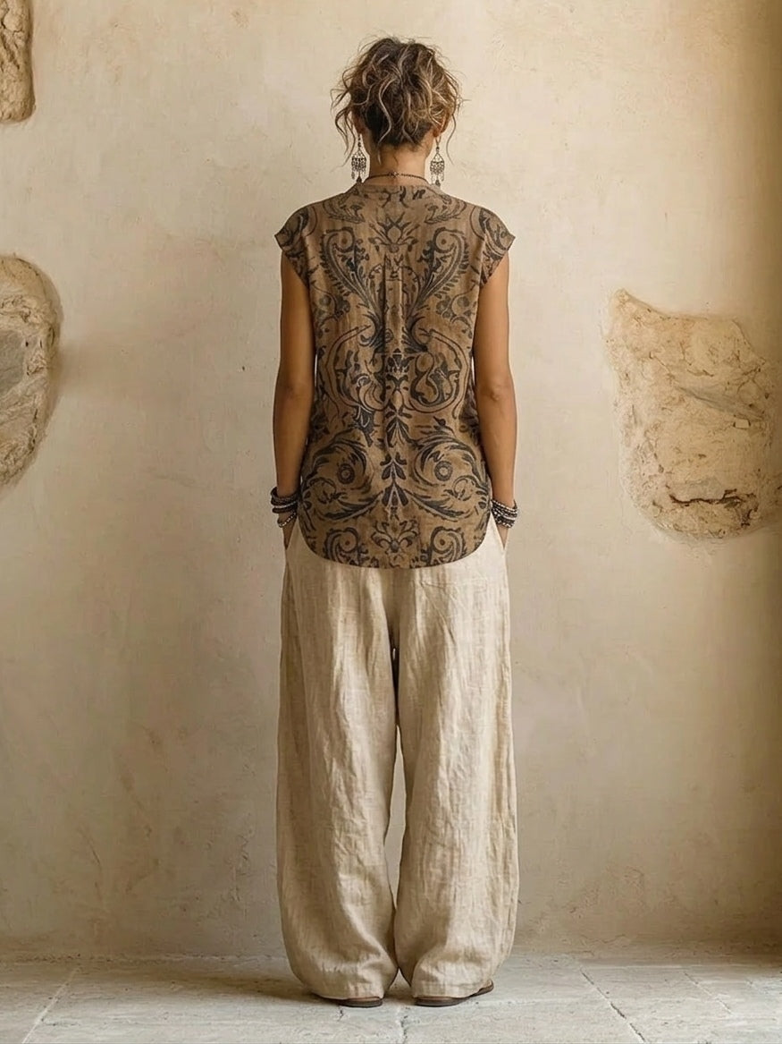 Modella che cammina indossando il set abbigliamento Yara, mostrando la vestibilità fluida dei pantaloni.