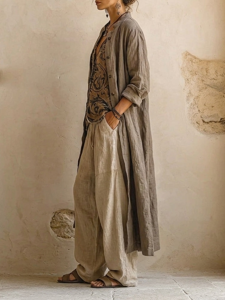 Modella seduta con il set abbigliamento Yara, evidenziando il comfort e lo stile del completo in lino.